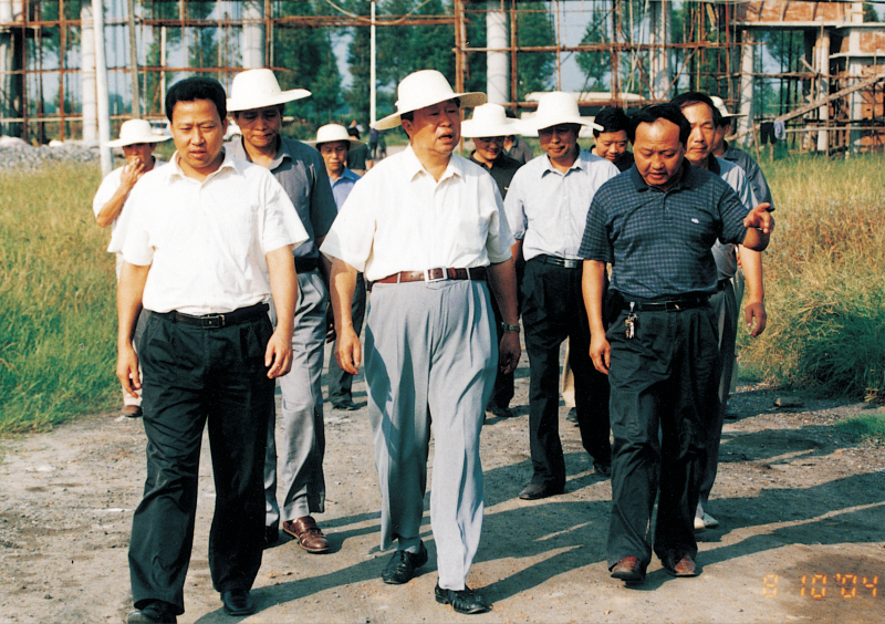 2004年8月10日，省政協(xié)主席王生鐵在市委書(shū)記劉雪榮的陪同下視察聚丙烯工程建設(shè)