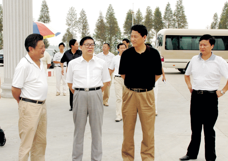  2006年9月1日，湖北省委常委、統(tǒng)戰(zhàn)部部長蘇曉云蒞臨我公司考察，張嗣義書記陪同