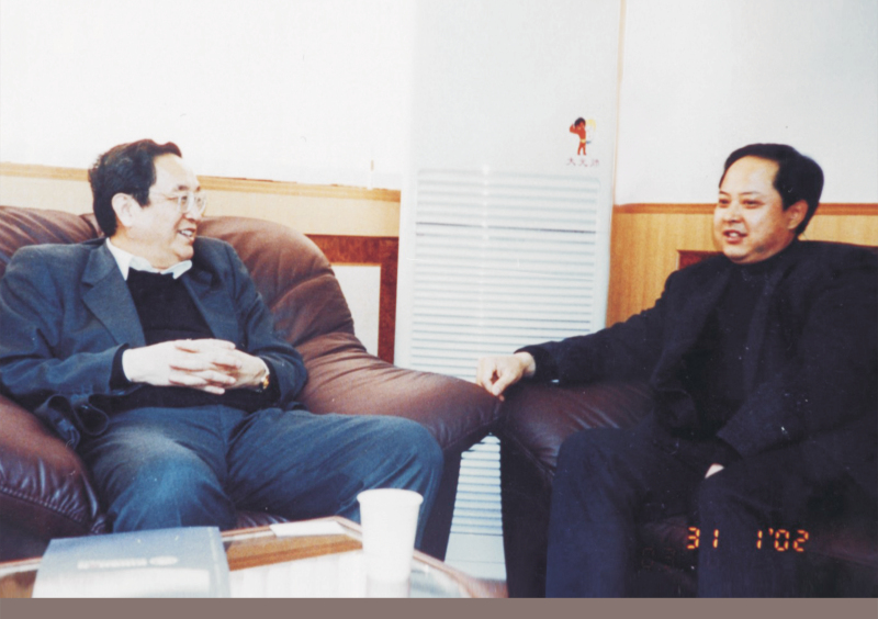 2002年1月31日，中央政治局委員、湖北省委書(shū)記俞正聲在省委辦公室親切接見(jiàn)舒心先生 
