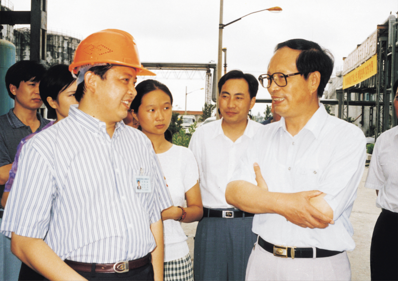 1998年8月1日，湖北省委書(shū)記賈志杰在舒心先生的陪同下，對(duì)我公司進(jìn)行了視察
